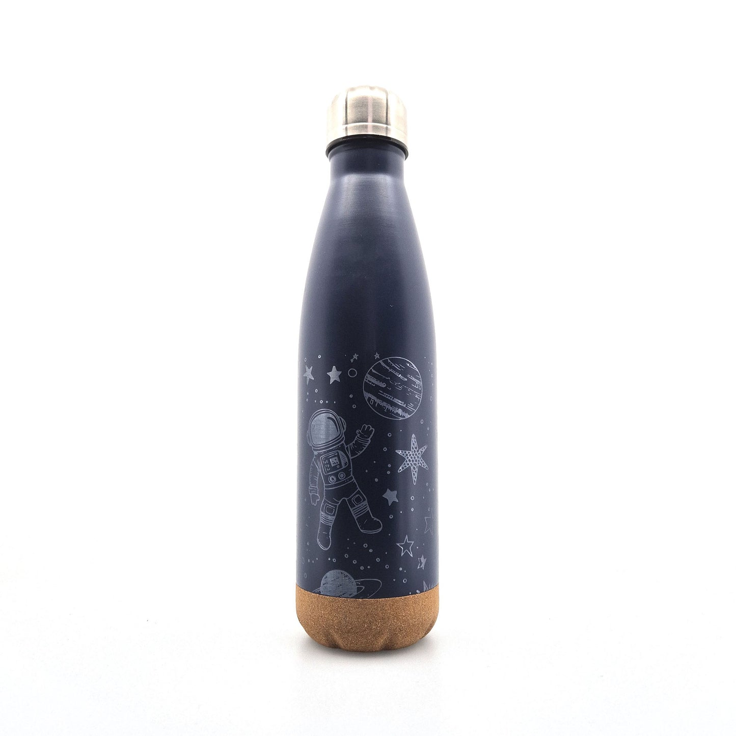 Eine marineblaue Trinkflasche mit Korkboden und einem Motiv eines Astronauten auf der Flasche