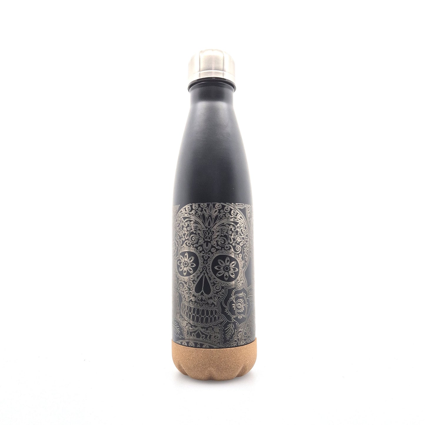 Schwarze Isolierflasche mit Korkboden und einem Motiv eines Totenkopfs auf der Flasche