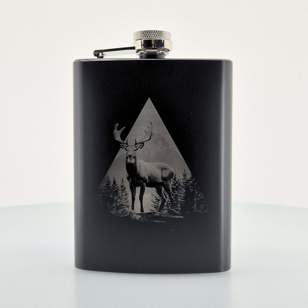 
                  
                    Personalisierbarer Flachmann in schwarz mit einem Hirsch im Wald
                  
                
