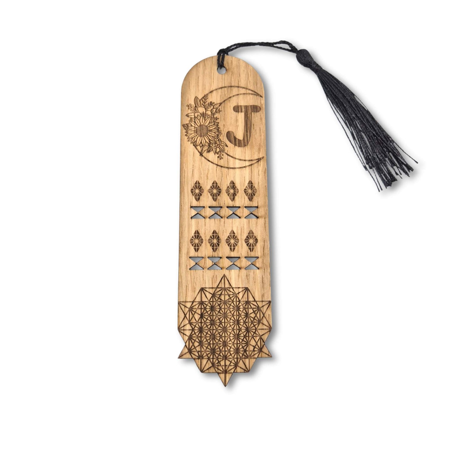 Lesezeichen aus Eichenholz mit gravierten Initialen, einem Blumenmotiv  und geometrischen Formen