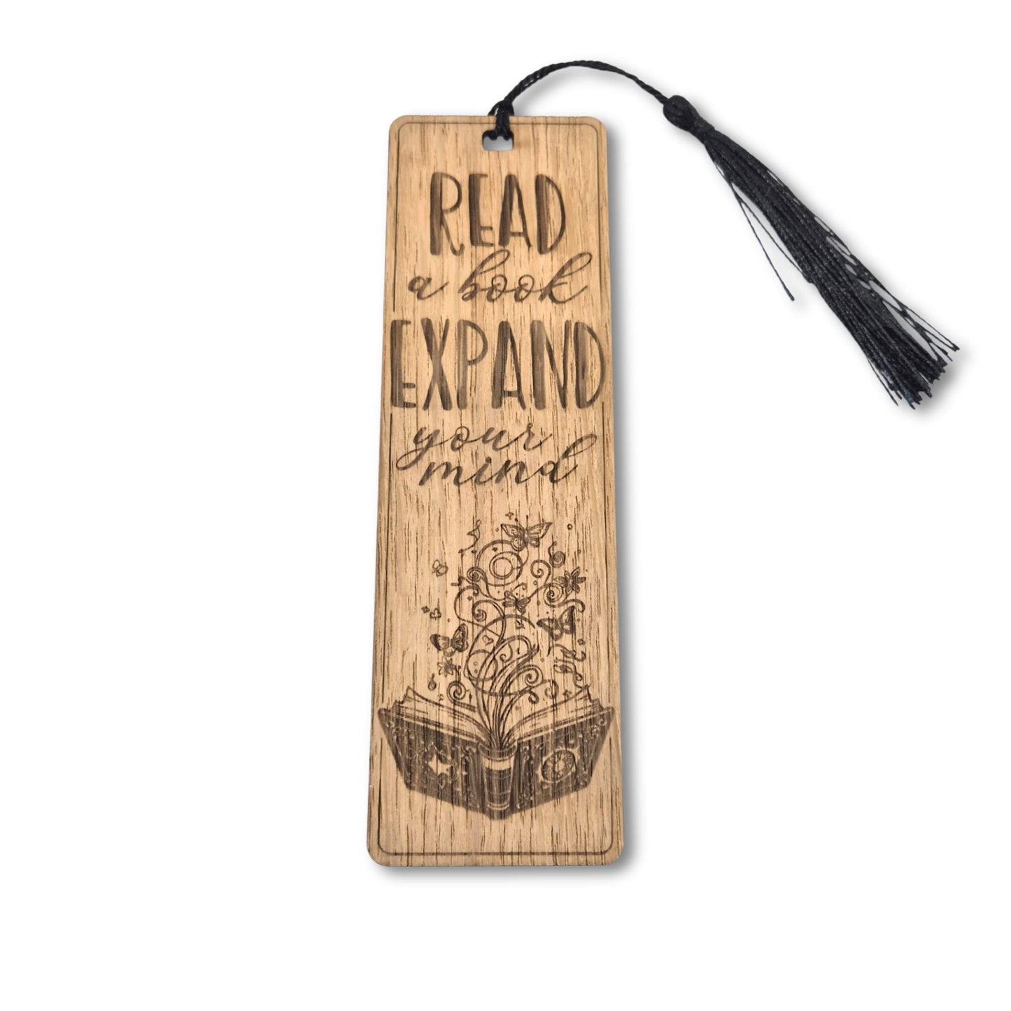 Lesezeichen aus Eiche mit einer Motivgravur und dem Spruch: Read a book expand your mind