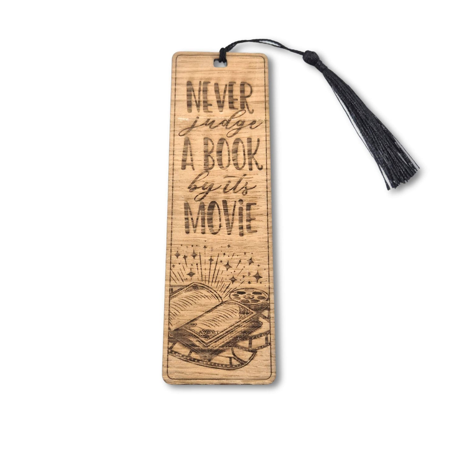 Lesezeichen aus Eiche mit einer Motivgravur und dem Spruch: Never judge a book by its movie