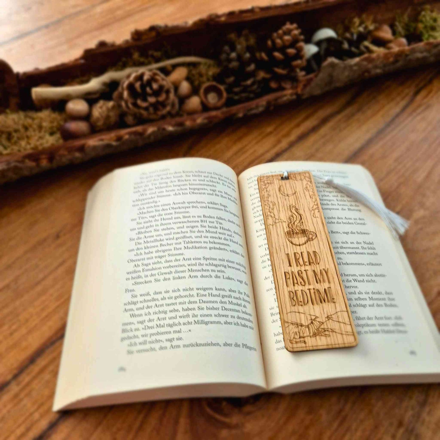 Lesezeichen aus Eichenholz mit einer edlen Lasergravur und dem Spruch: I read past my bedtime