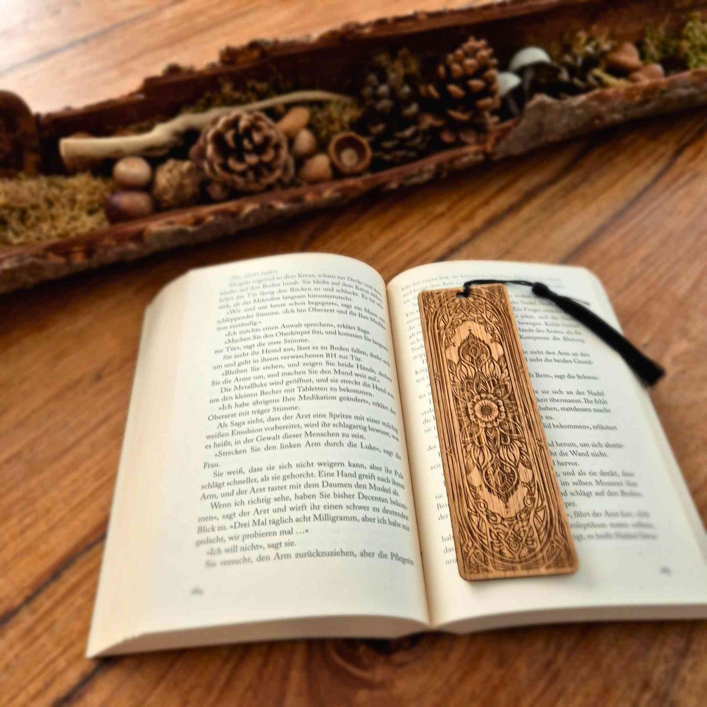 Lesezeichen aus Eichenholz mit einer edlen Lasergravur und einem Mandala Motiv