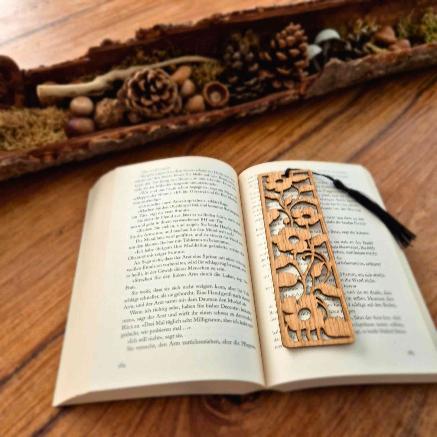 Lesezeichen aus Eichenholz mit einer edlen Lasergravur und einem Blumenmotiv