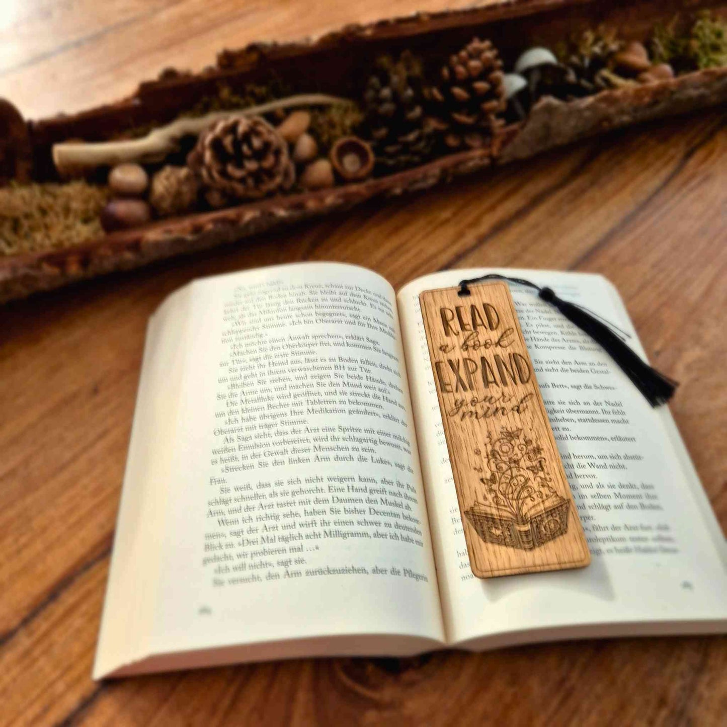 Lesezeichen aus Eichenholz mit einer edlen Lasergravur und dem Spruch: Read a book expand your mind