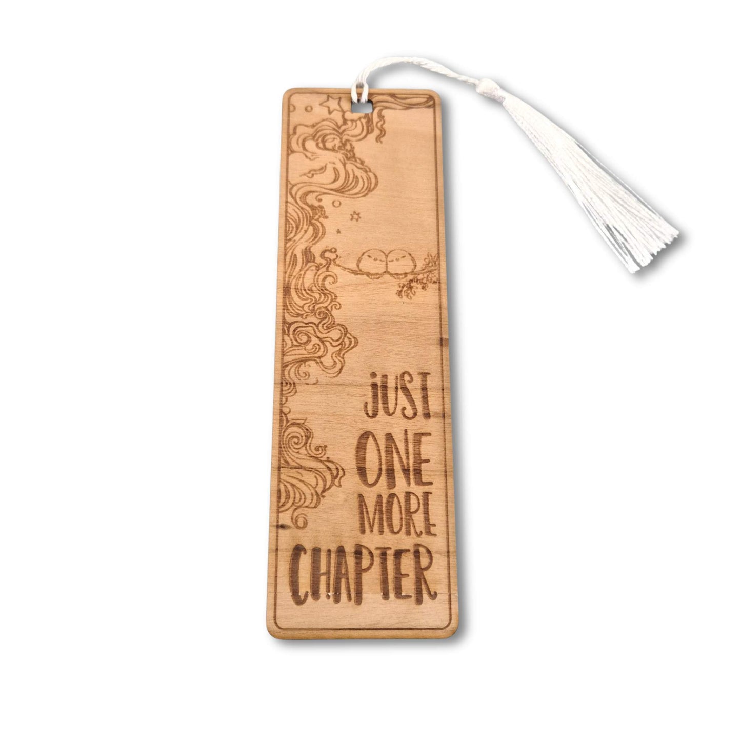 Lesezeichen aus Kirschbaum mit einer Gravur  und dem Spruch: just one more chapter