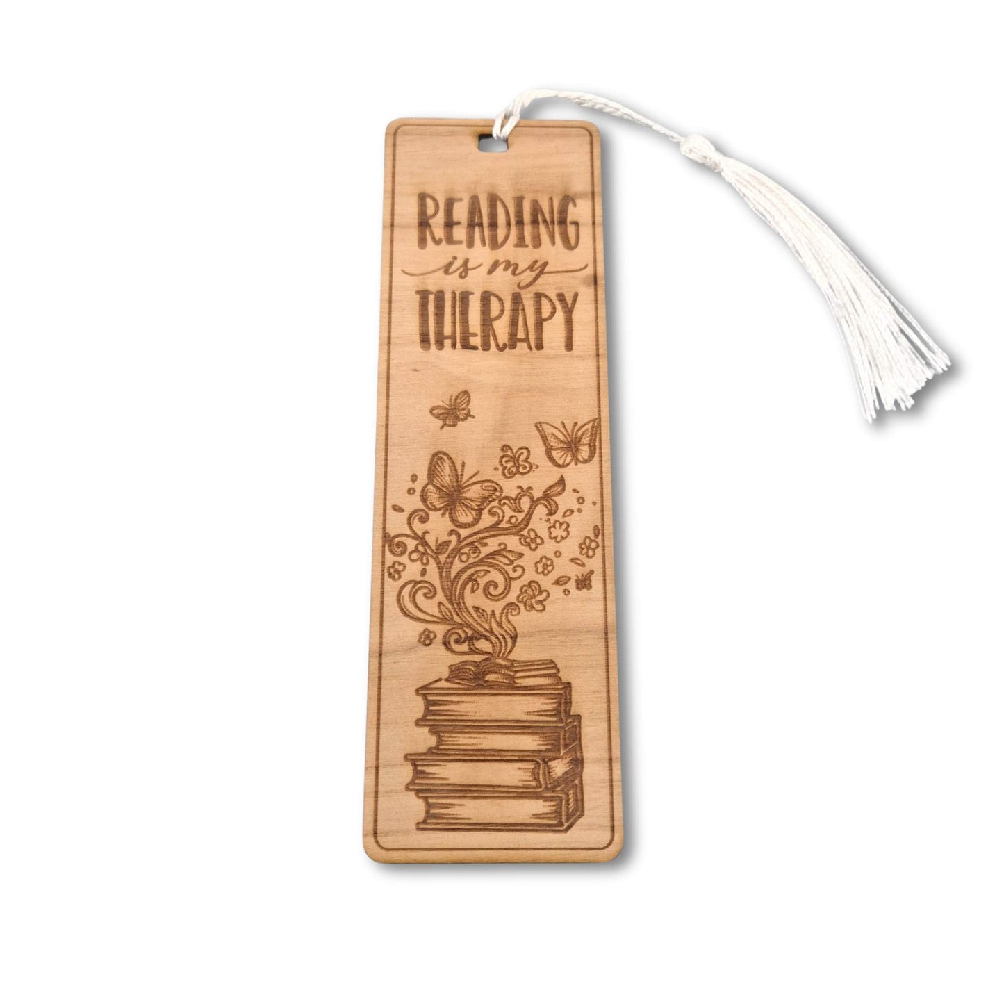 Lesezeichen aus Kirschbaum mit einer Motivgravur und dem Spruch: Reading is my therapy