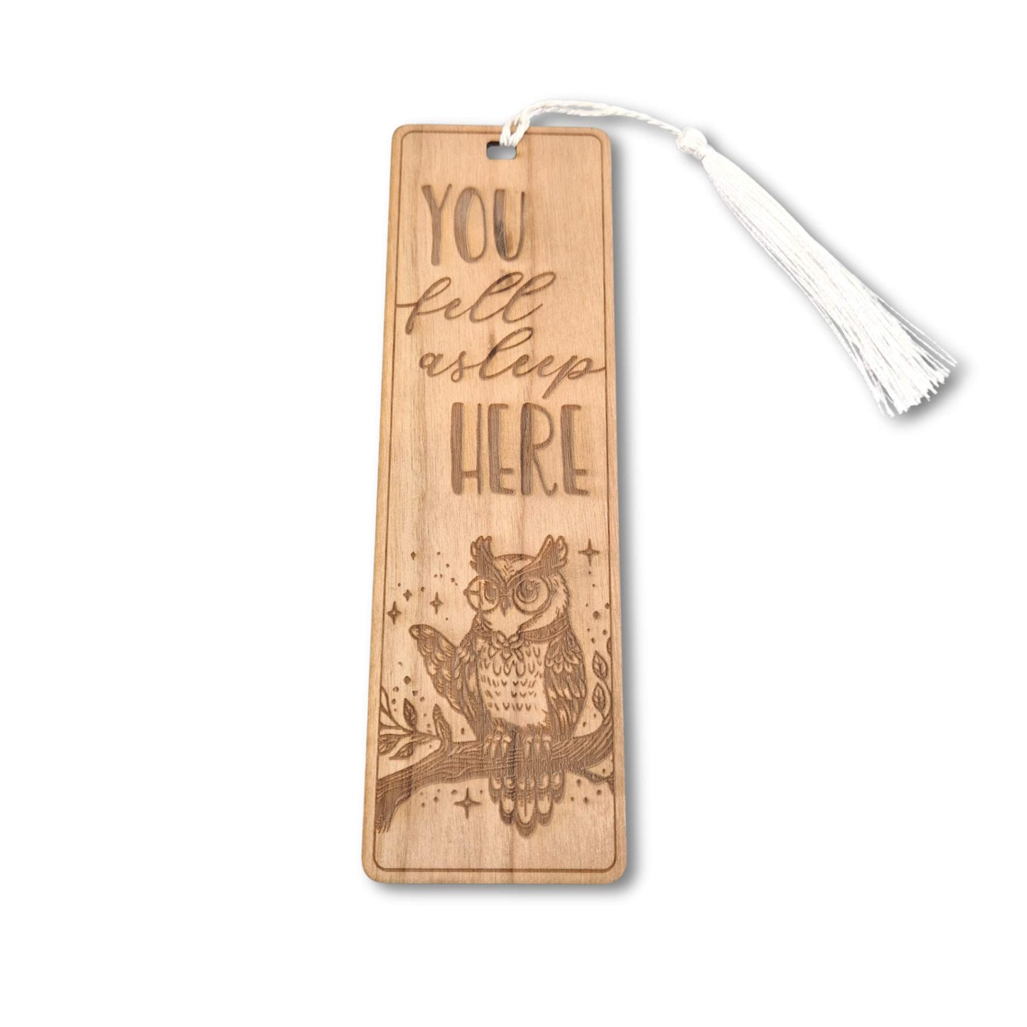 Lesezeichen aus Kirschbaum mit einer Motivgravur und dem Spruch: You fell asleep here