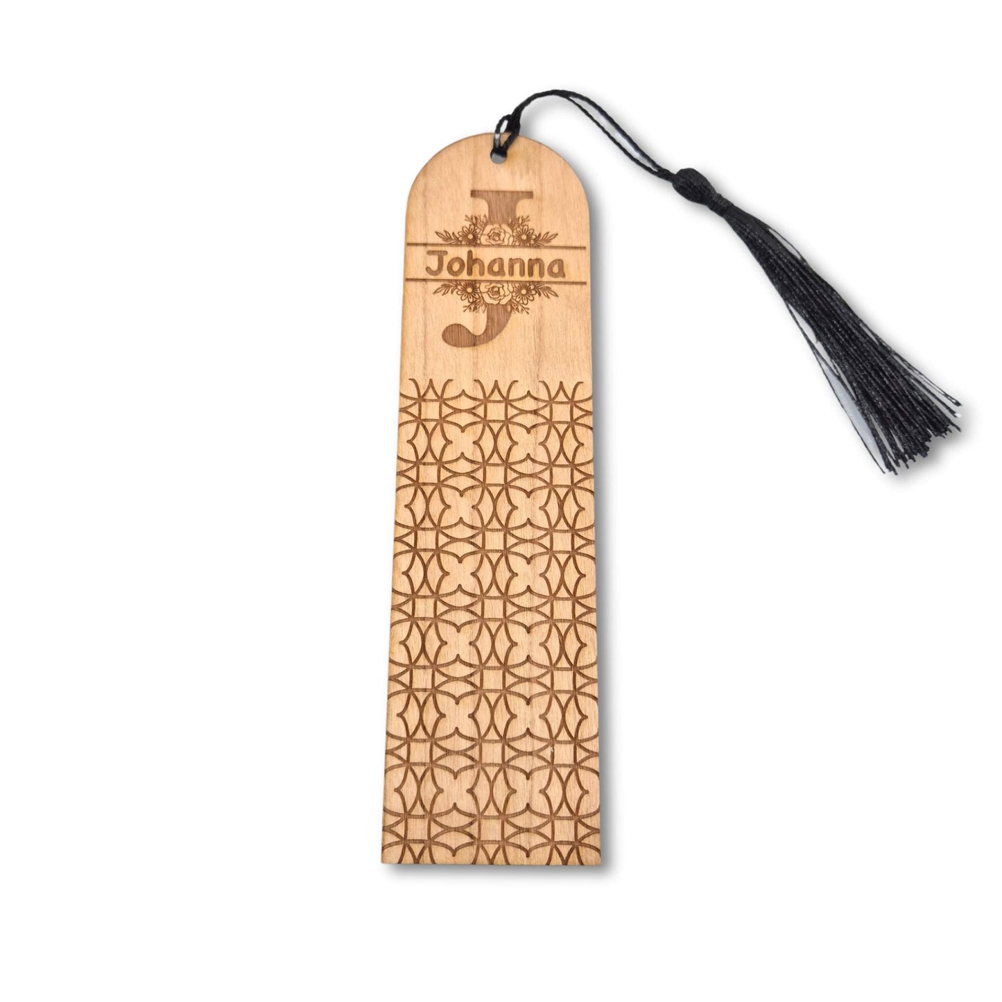 Lesezeichen aus Kirschbaum mit gravierten Initialen, einem Blumenmotiv  und geometrischen Formen