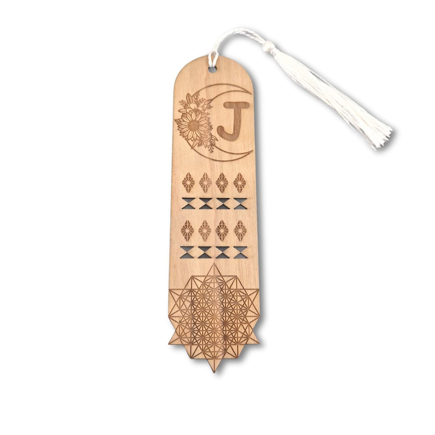 Lesezeichen aus Kirschbaumholz mit gravierten Initialen, einem Blumenmotiv  und geometrischen Formen