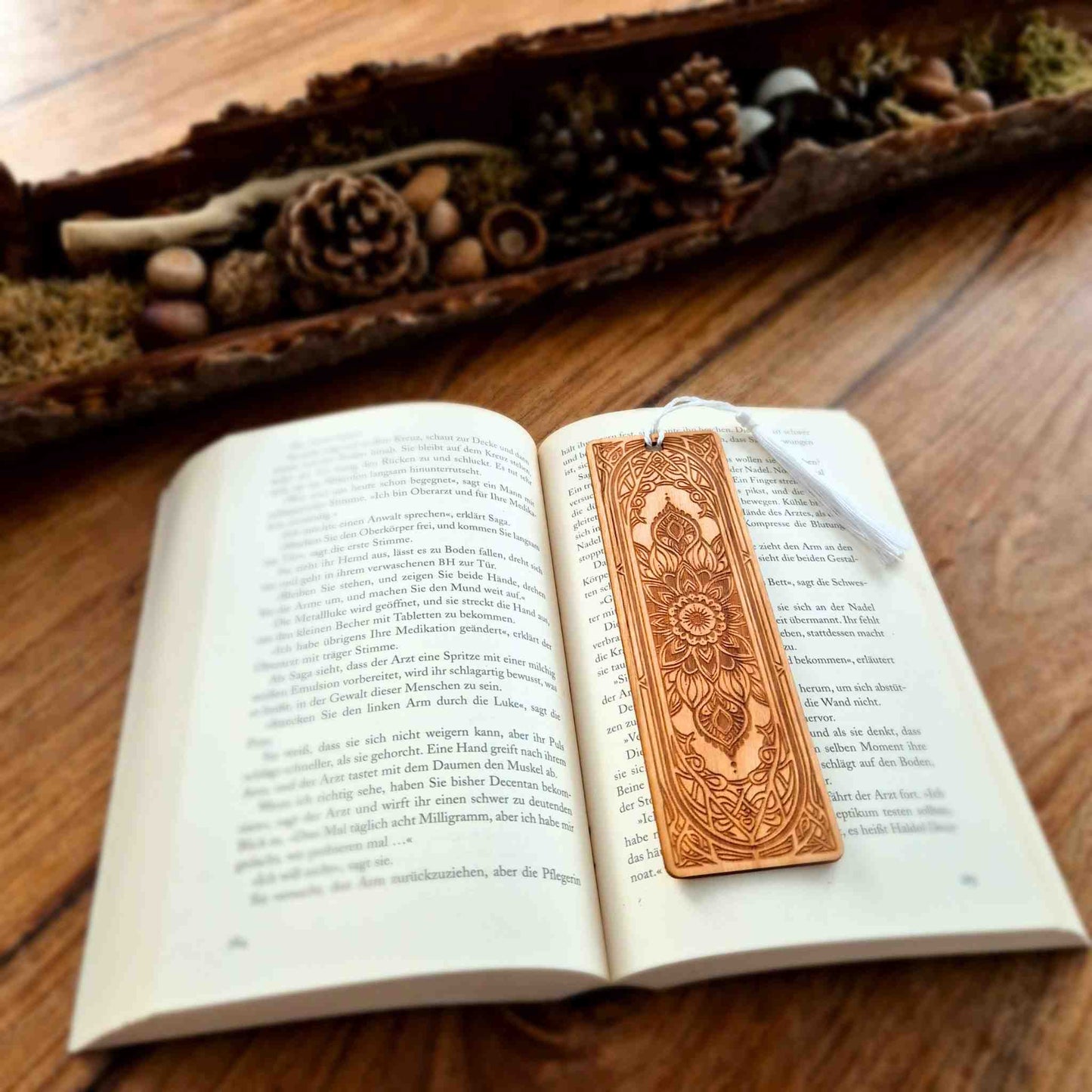 Lesezeichen aus Kirschaumholz mit einer Gravur im Mandala Stil