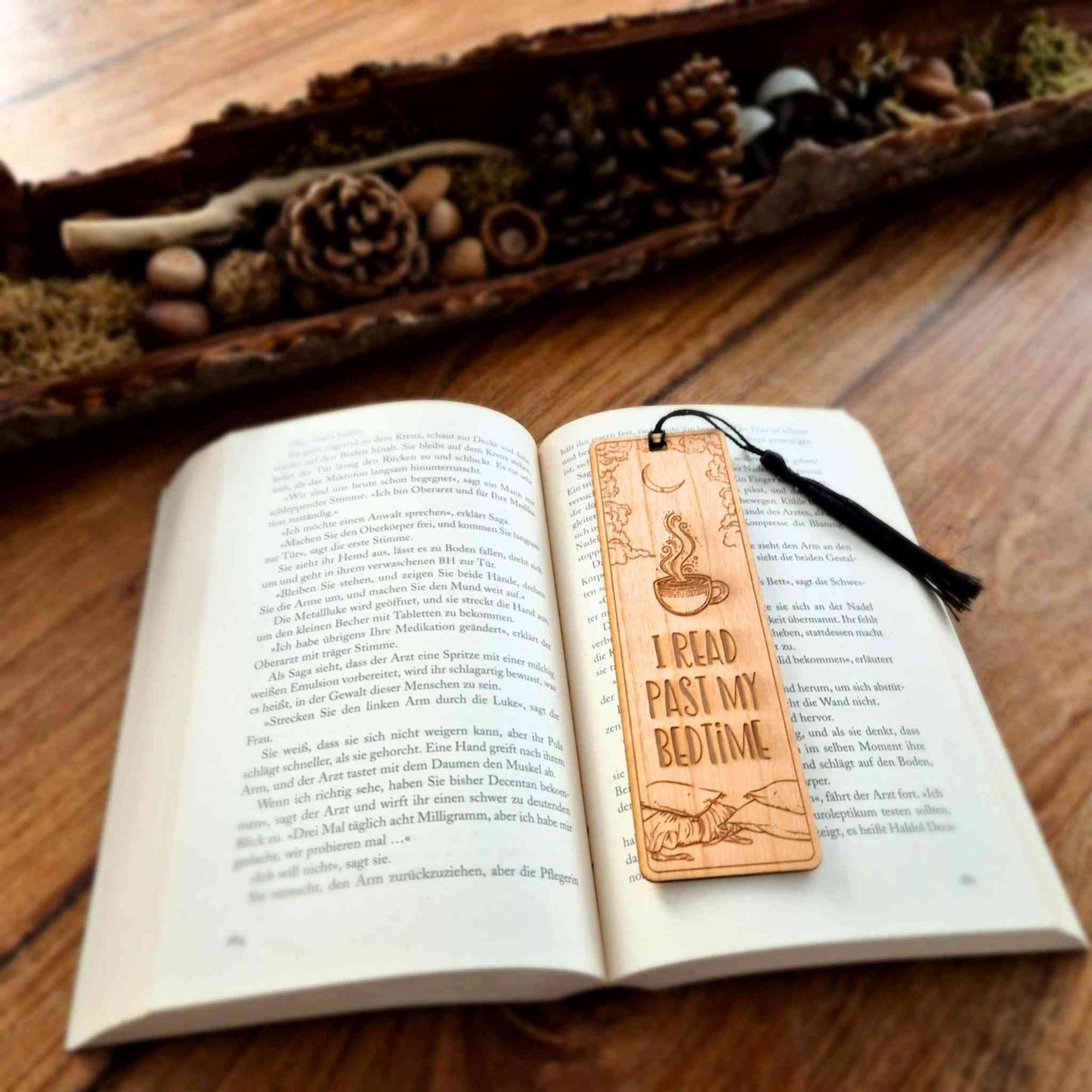 Lesezeichen aus Kirschbaumholz mit einer Gravur eines Motivs und des Spruchs: i read past my bedtime