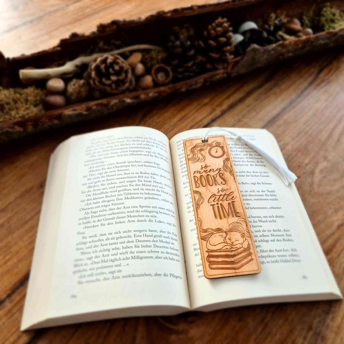 Lesezeichen aus Kirschbaumholz mit einer edlen Lasergravur eines Spruchs und einem Motiv