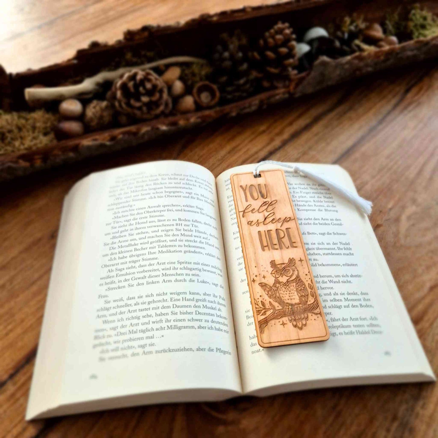 Lesezeichen aus Kirschbaumholz mit einem gravierten Spruch und einer Eule