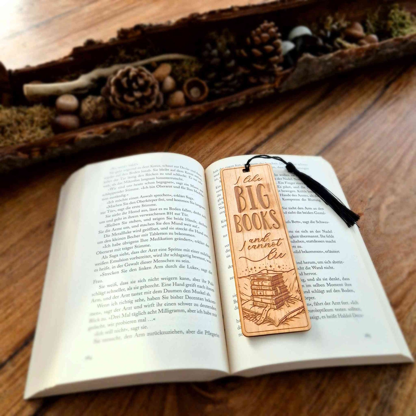 Lesezeichen aus Kirschbaumholz mit einer Gravur eines Motivs und des Spruchs: I like big Books and i cannot lie