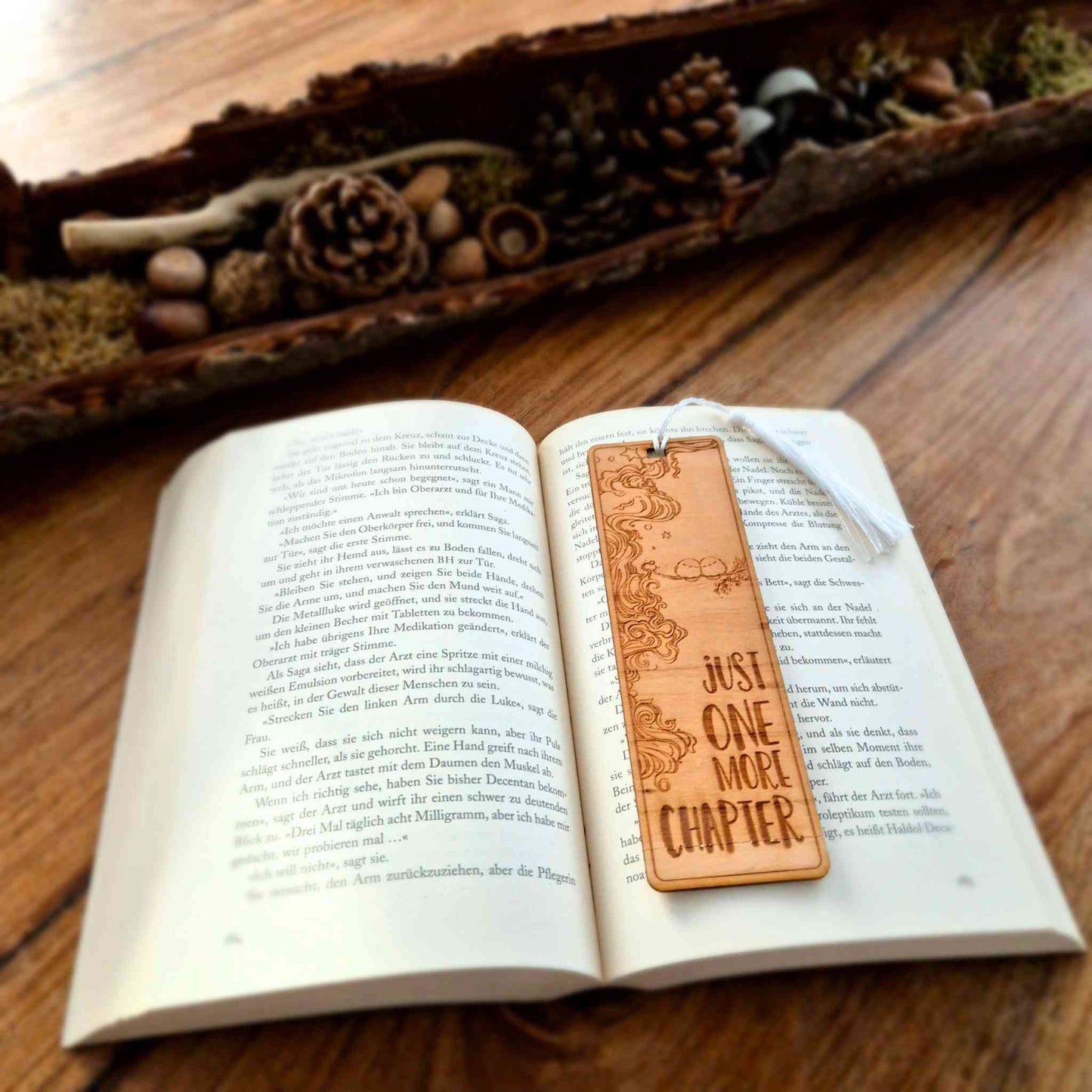 Lesezeichen aus Kirschbaumholz mit einer Gravur des Spruchs: just one more chapter
