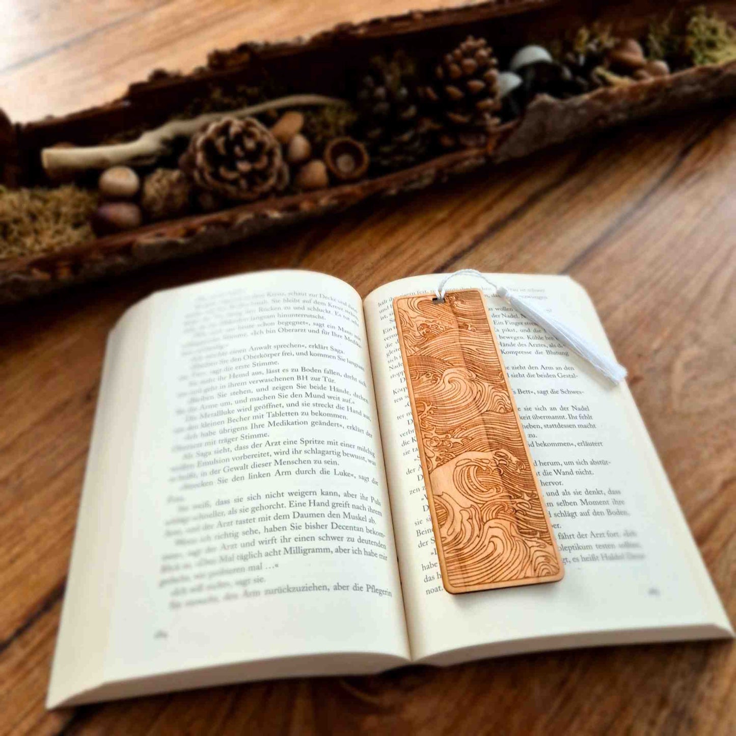Lesezeichen aus Kirschbaumholz mit einer Gravur von Wellen