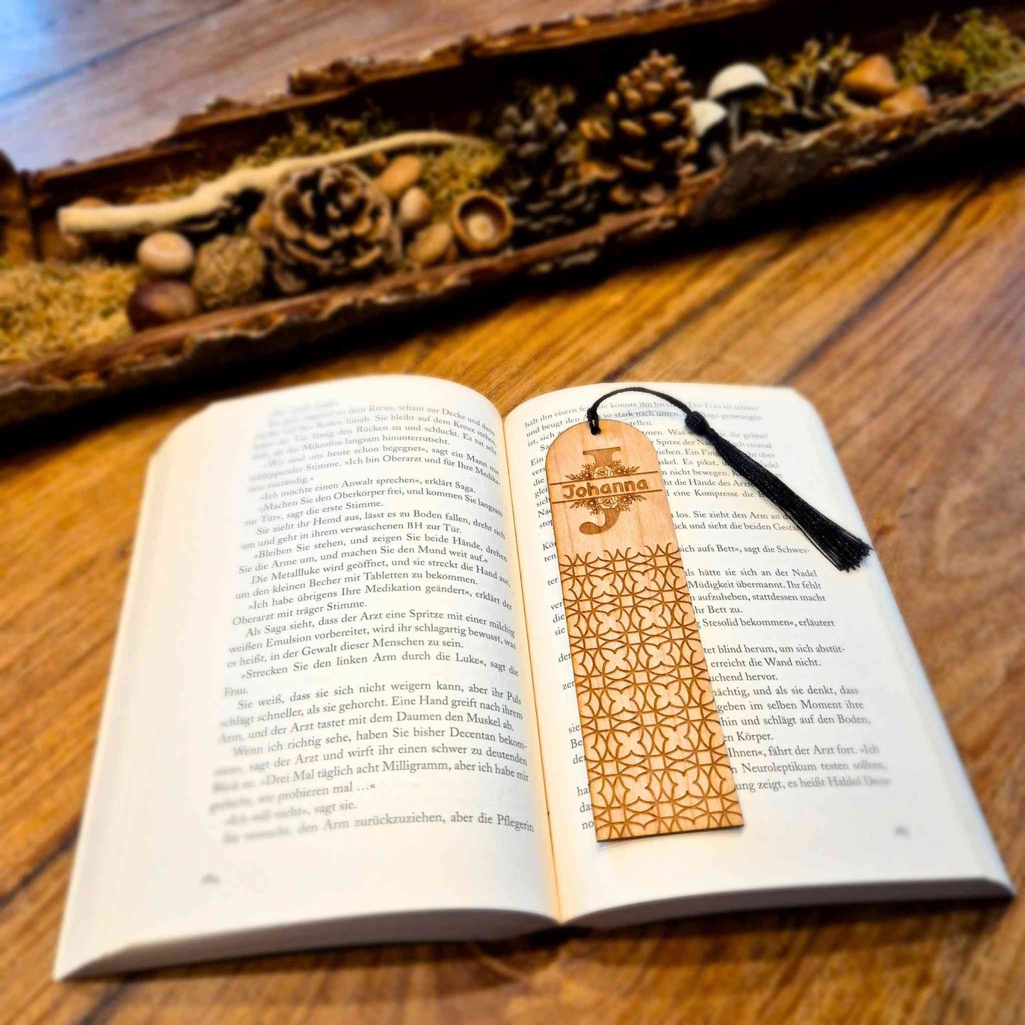 Personalisierbares Lesezeichen aus Eichenholz mit einer Gravur von Initialen mit Blumenmotiv und geometrischen Formen