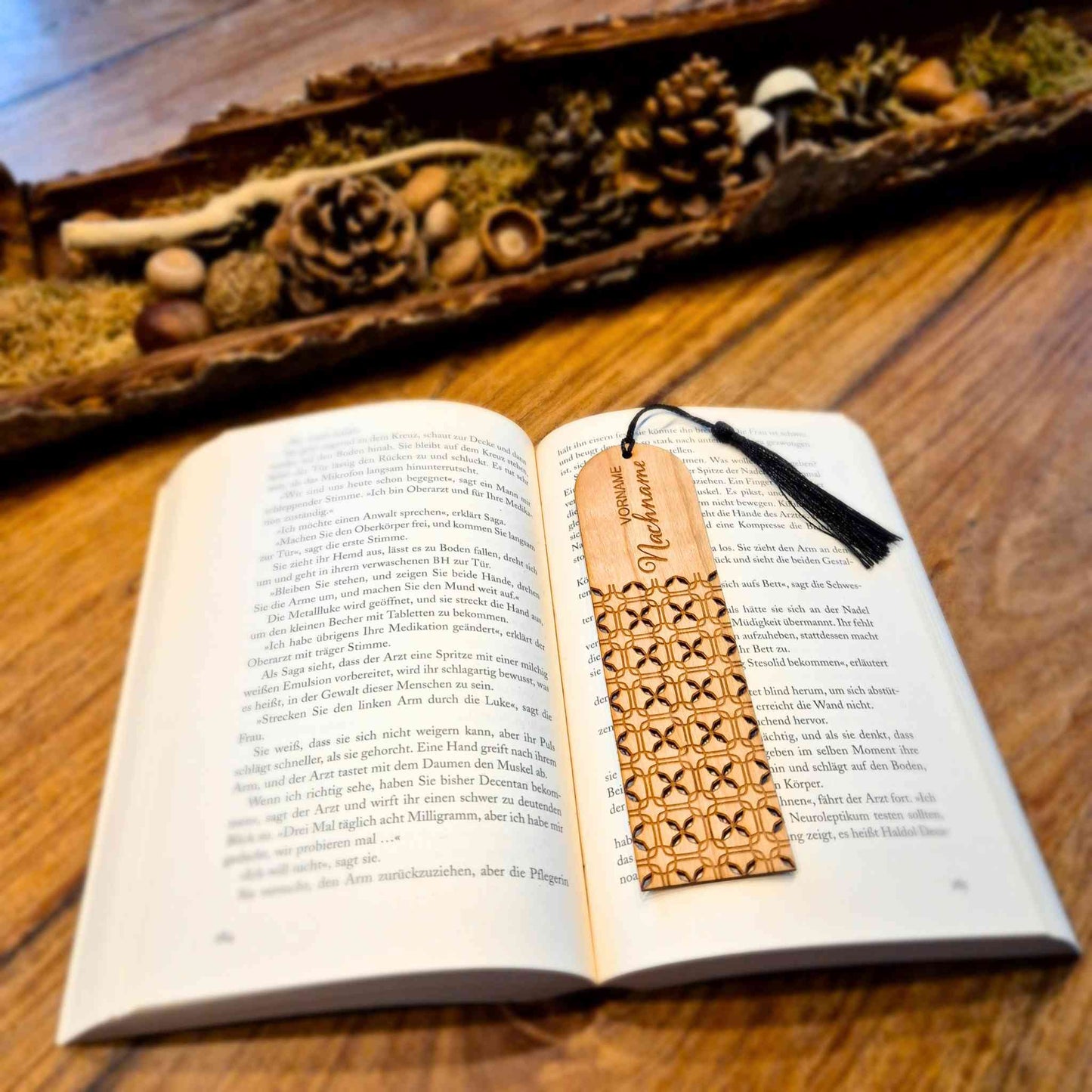 Personalisierbares Lesezeichen aus Kirschbaumholz mit einer Gravur eines Vor- und Nachnamen und einem geometrischen Motiv