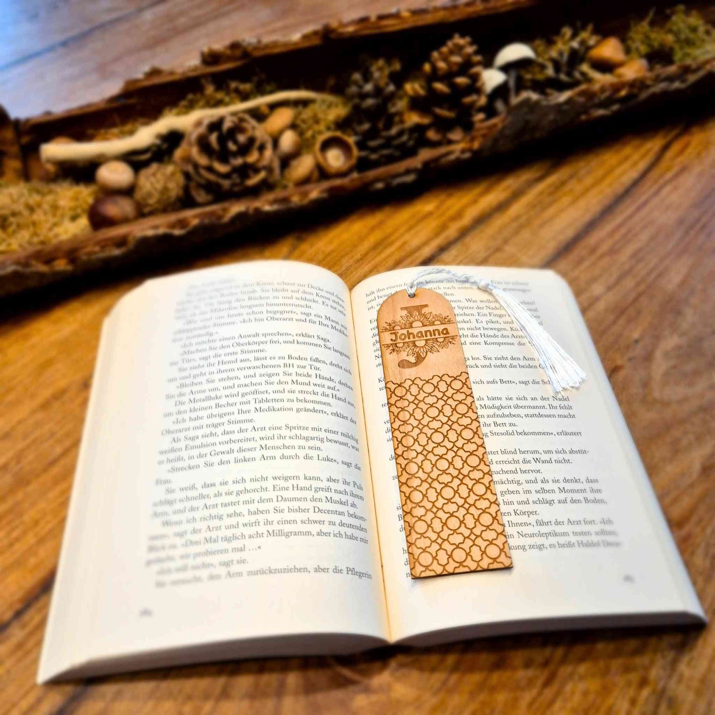Personalisierbares Lesezeichen aus Kirschbaumholz mit einer Gravur eines Namens und einem geometrischen Motiv