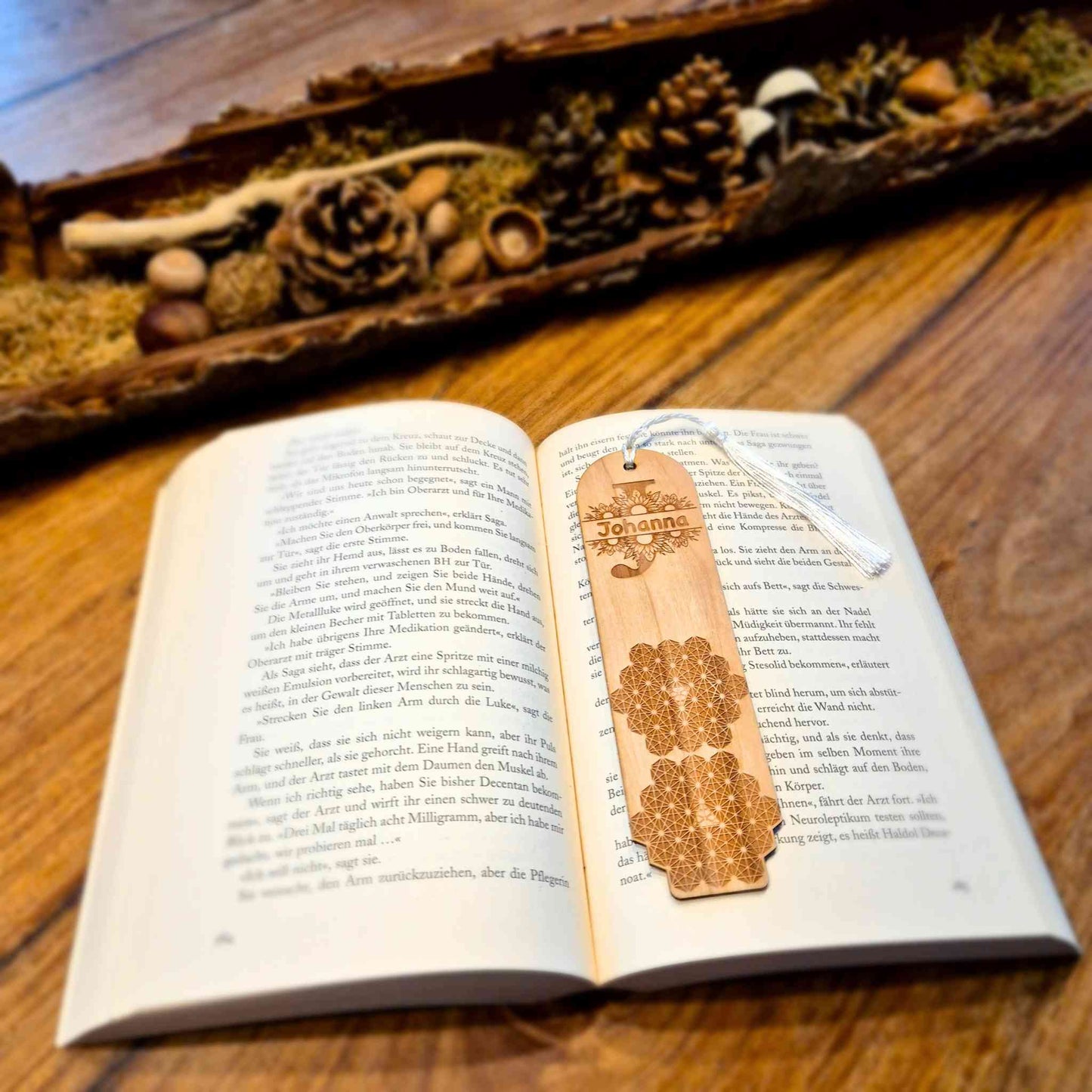 Personalisierbares Lesezeichen aus Kirschbaumholz mit einer Gravur eines Namens und einem geometrischen Motiv