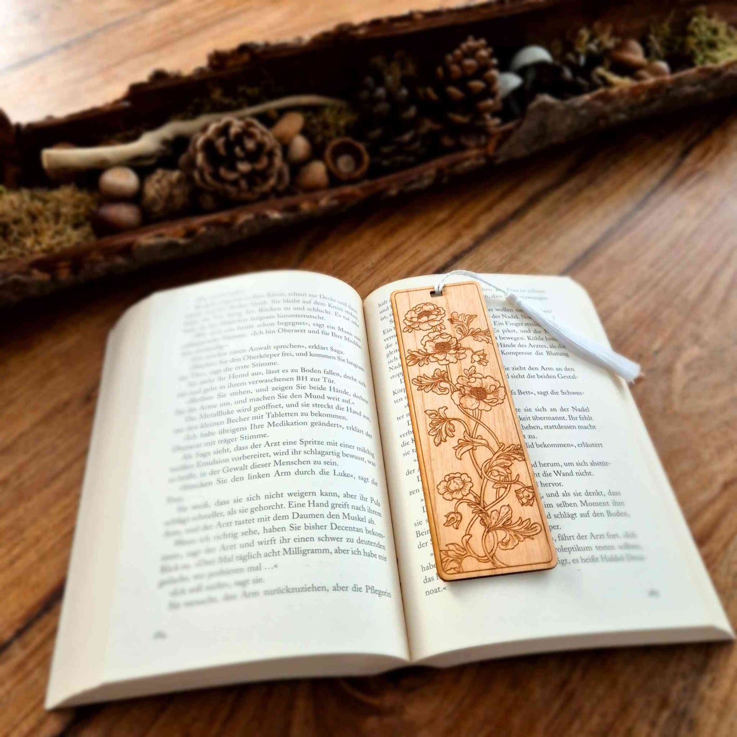 Personalisierbares Lesezeichen aus Kirschaumholz mit einer Gravur von Blumen