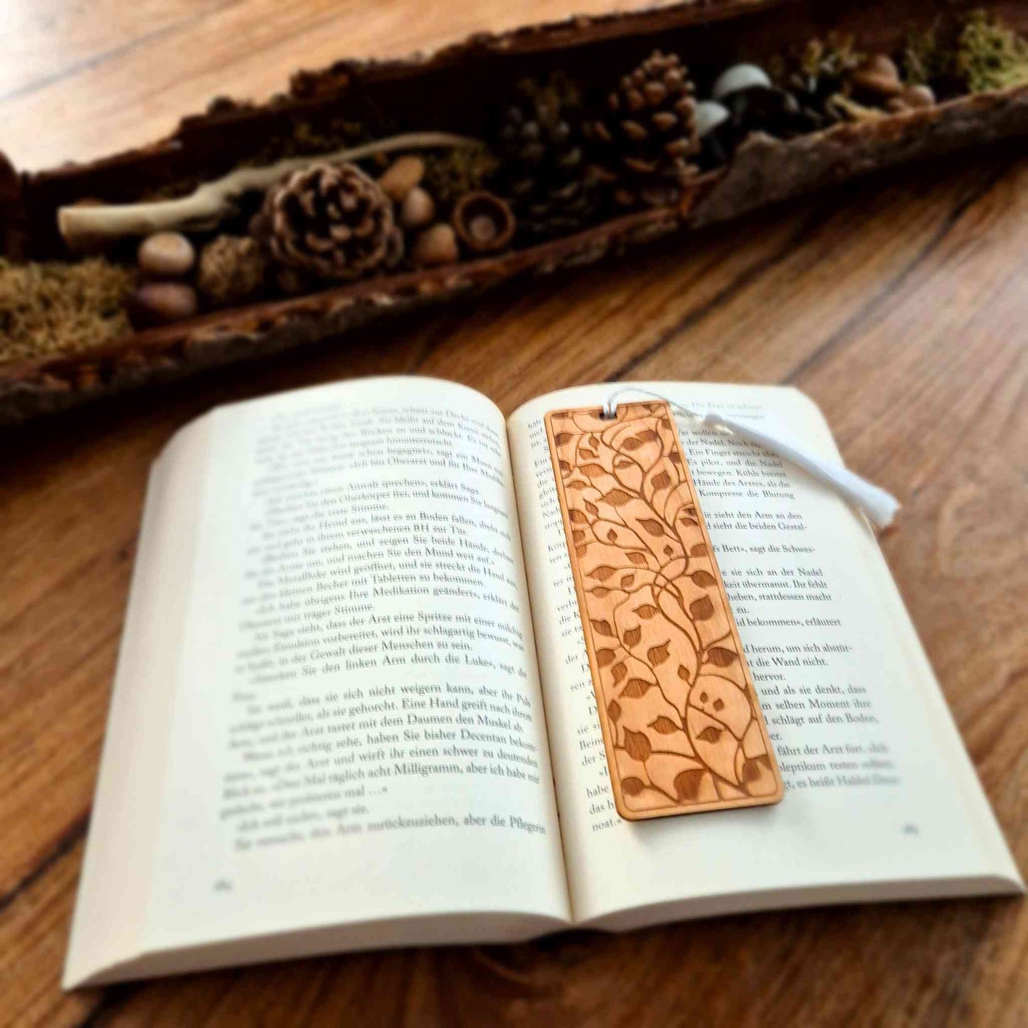Personalisierbares Lesezeichen aus Kirschaumholz mit einer Gravur von geometrischen Blumen