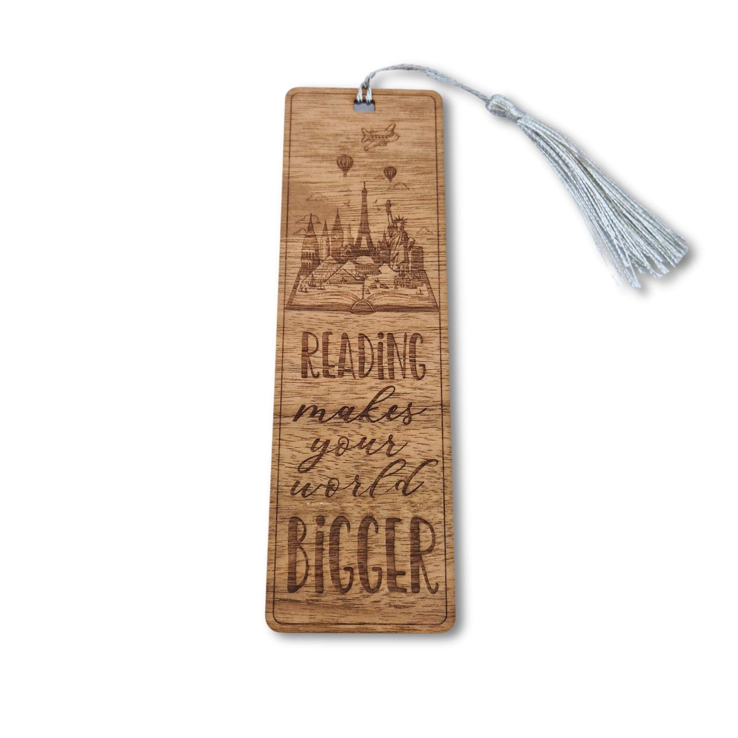 Lesezeichen aus Nussbaum mit einer Motivgravur und dem Spruch: Reading makes your world bigger