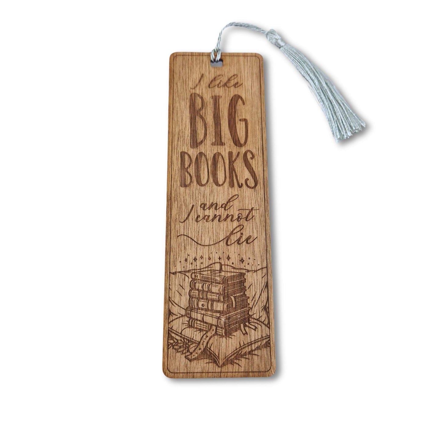 Lesezeichen aus Nussbaum mit einer Motivgravur und dem Spruch: I like big books and i cannot lie