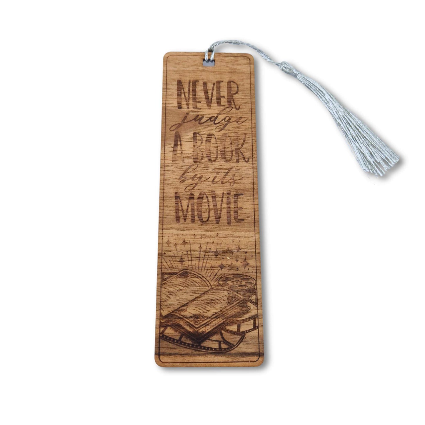 Lesezeichen aus Nussbaum mit einer Motivgravur und dem Spruch: Never judge a book by its movie