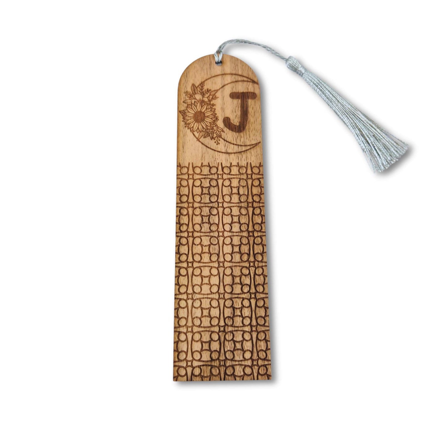 Lesezeichen aus Nussbaum mit gravierten Initialen, einem Blumenmotiv  und geometrischen Formen