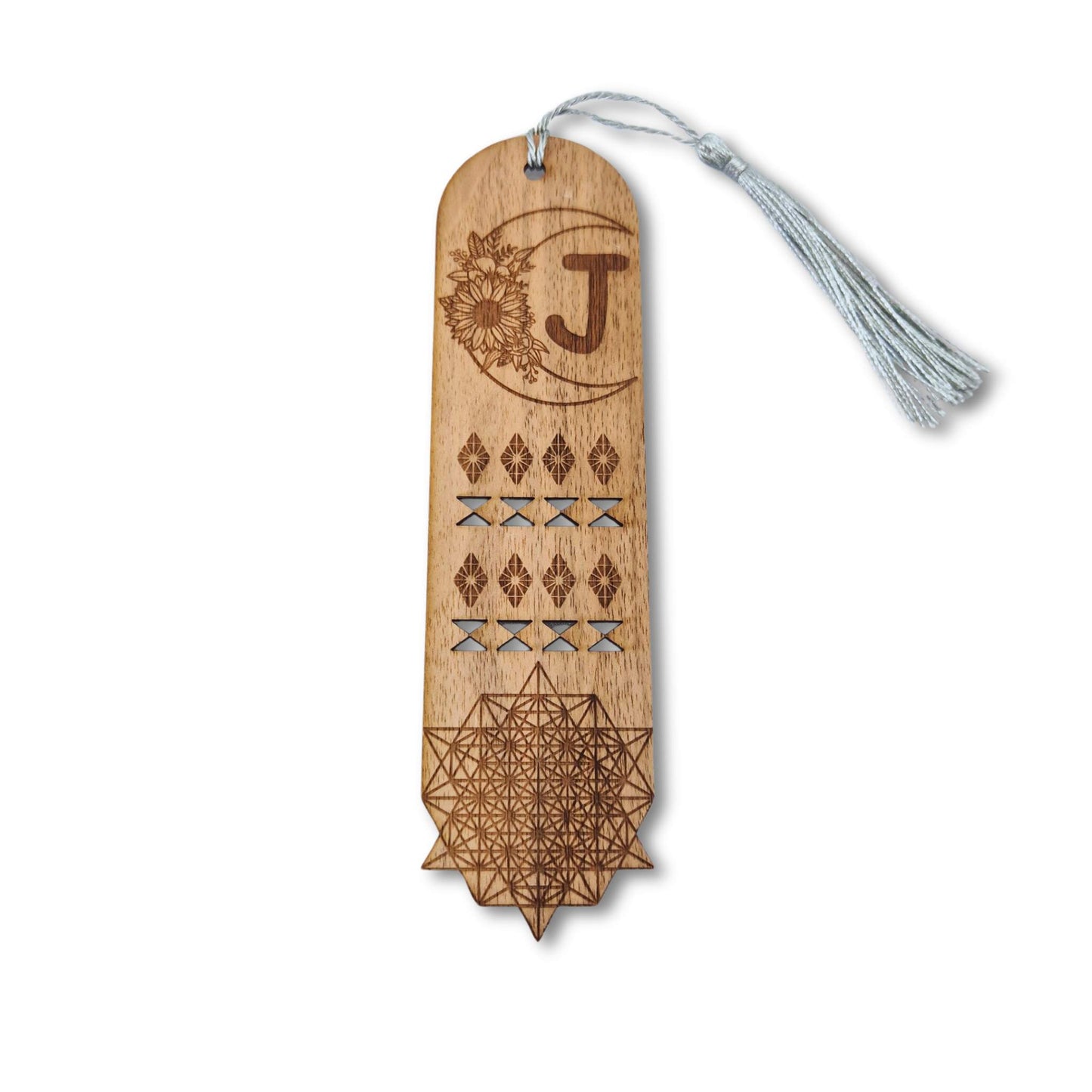 Lesezeichen aus Nussbaumholz mit gravierten Initialen, einem Blumenmotiv  und geometrischen Formen