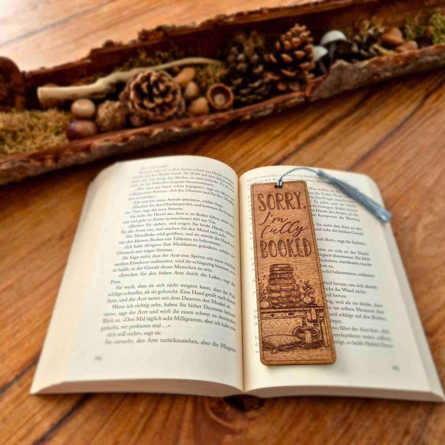 Lesezeichen aus Nussbaum mit einer Gravur  und dem Spruch: Sorry i´m fully booked