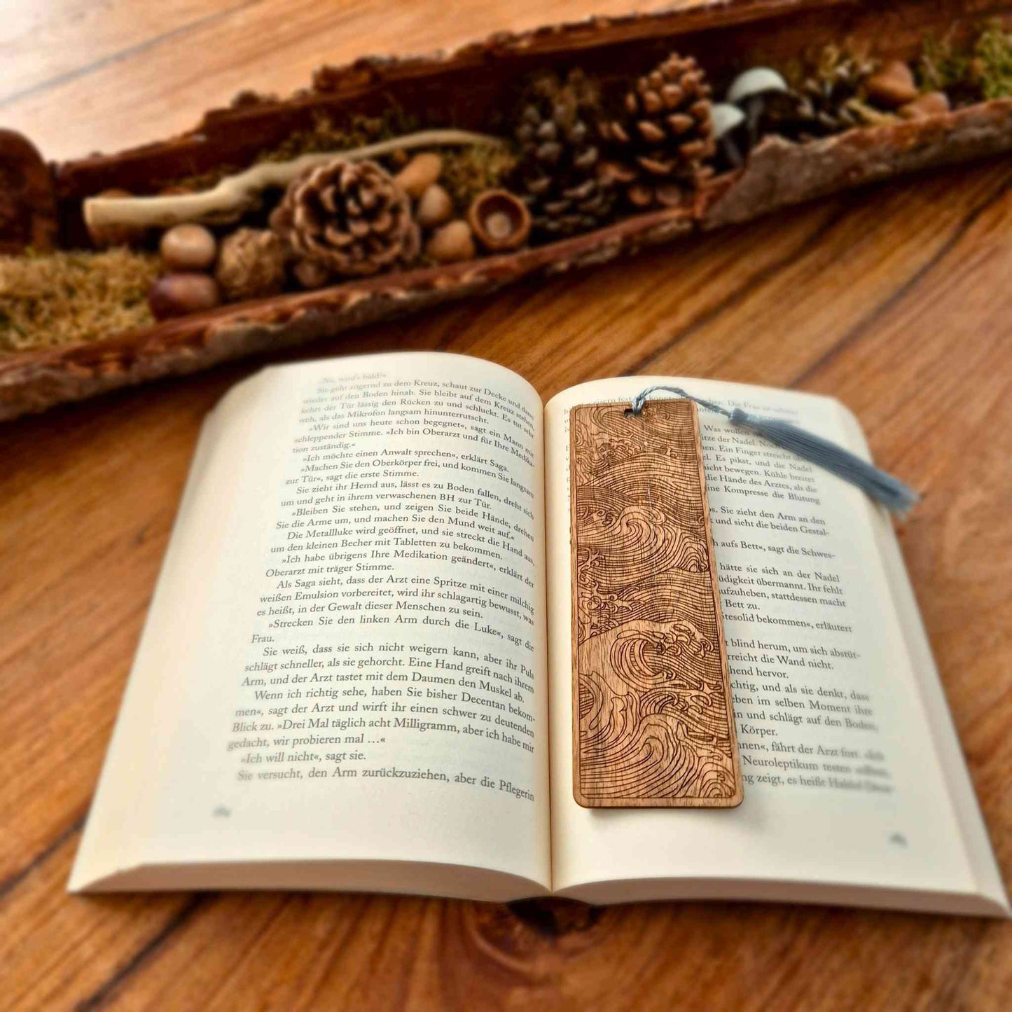 Lesezeichen aus Nussbaum mit gravierten aufbrausenden Wellen 