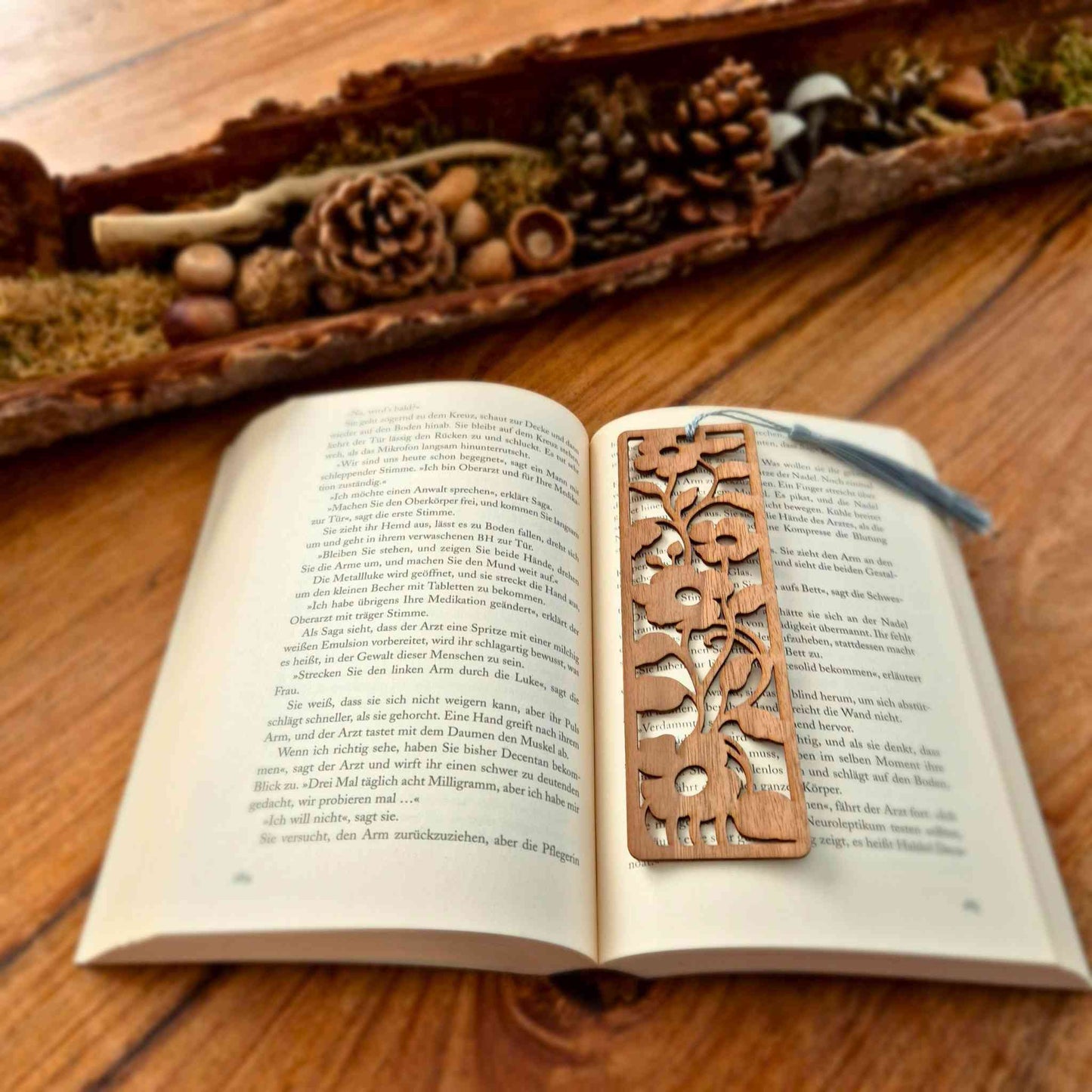 Lesezeichen aus Nussbaum mit graviertem Blumenmotiv 