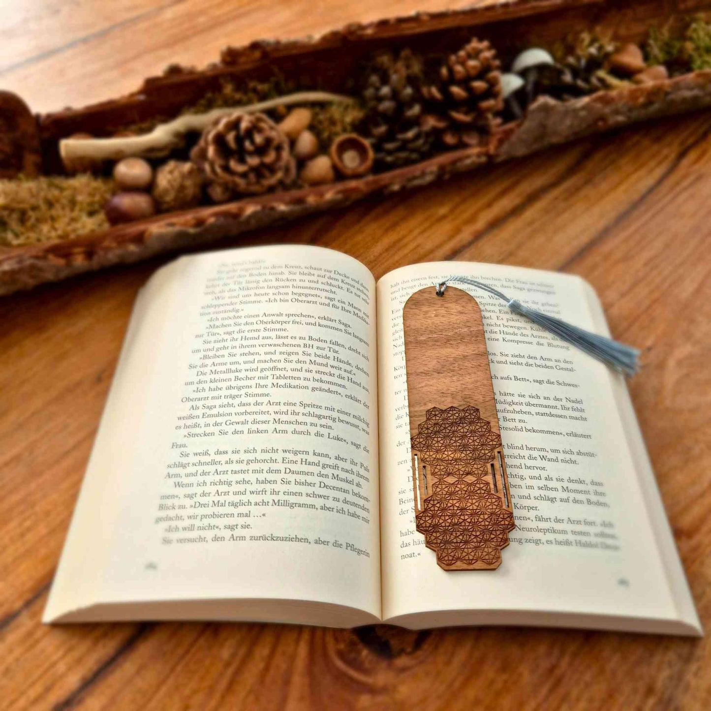 Personalisierbares Lesezeichen aus Nussbaum mit gravierten geometrischen Formen