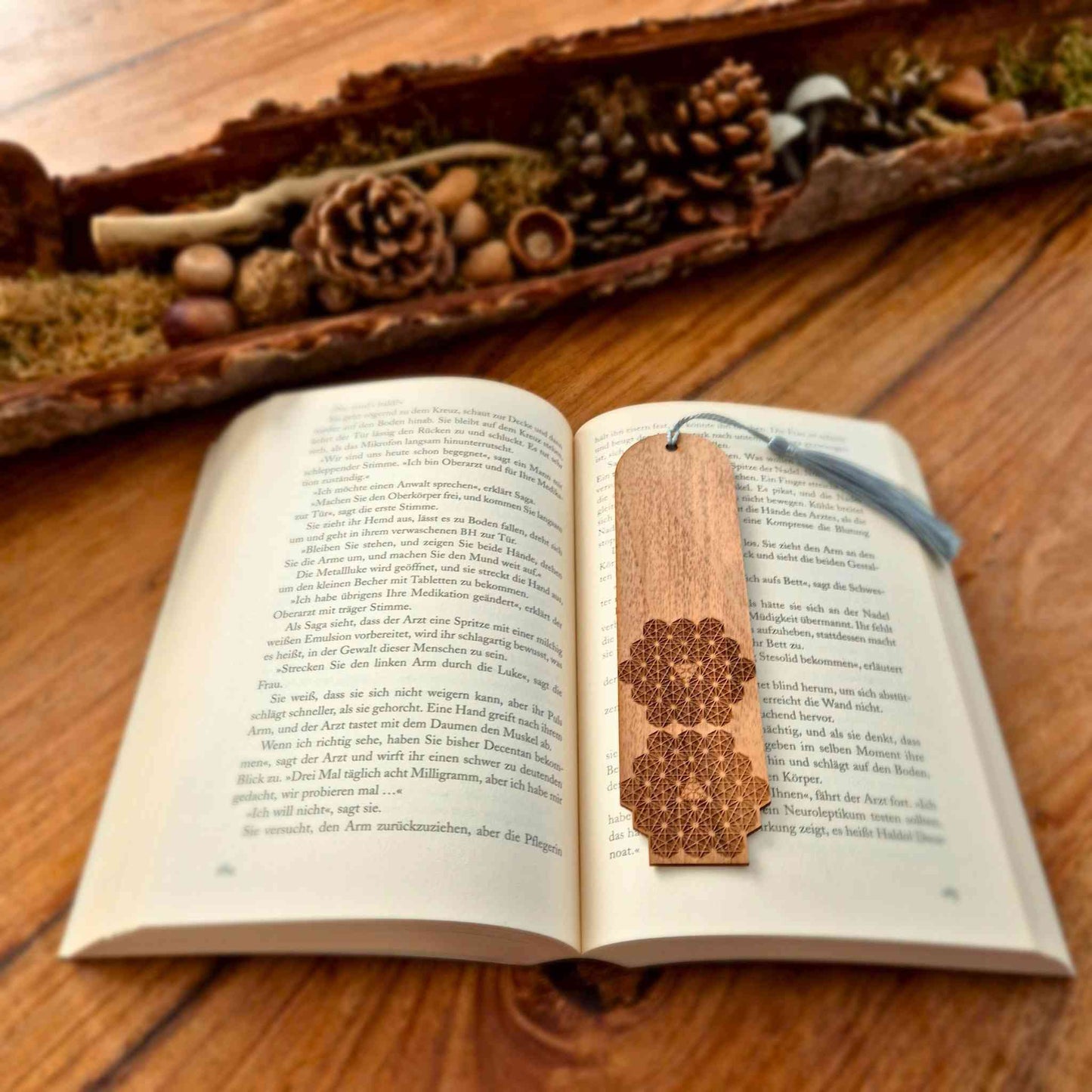 Personalisierbares Lesezeichen aus Nussbaum mit gravierten geometrischen Formen
