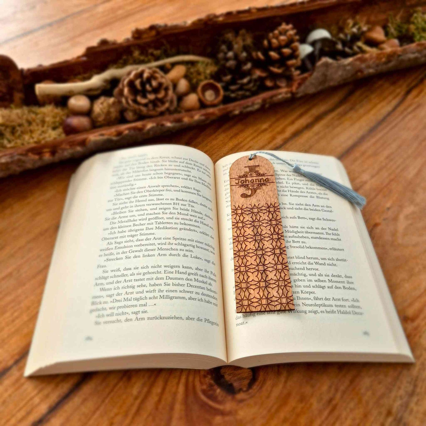 Lesezeichen aus Nussbaum mit gravierten Namen, einem Blumenmotiv  und geometrischen Formen