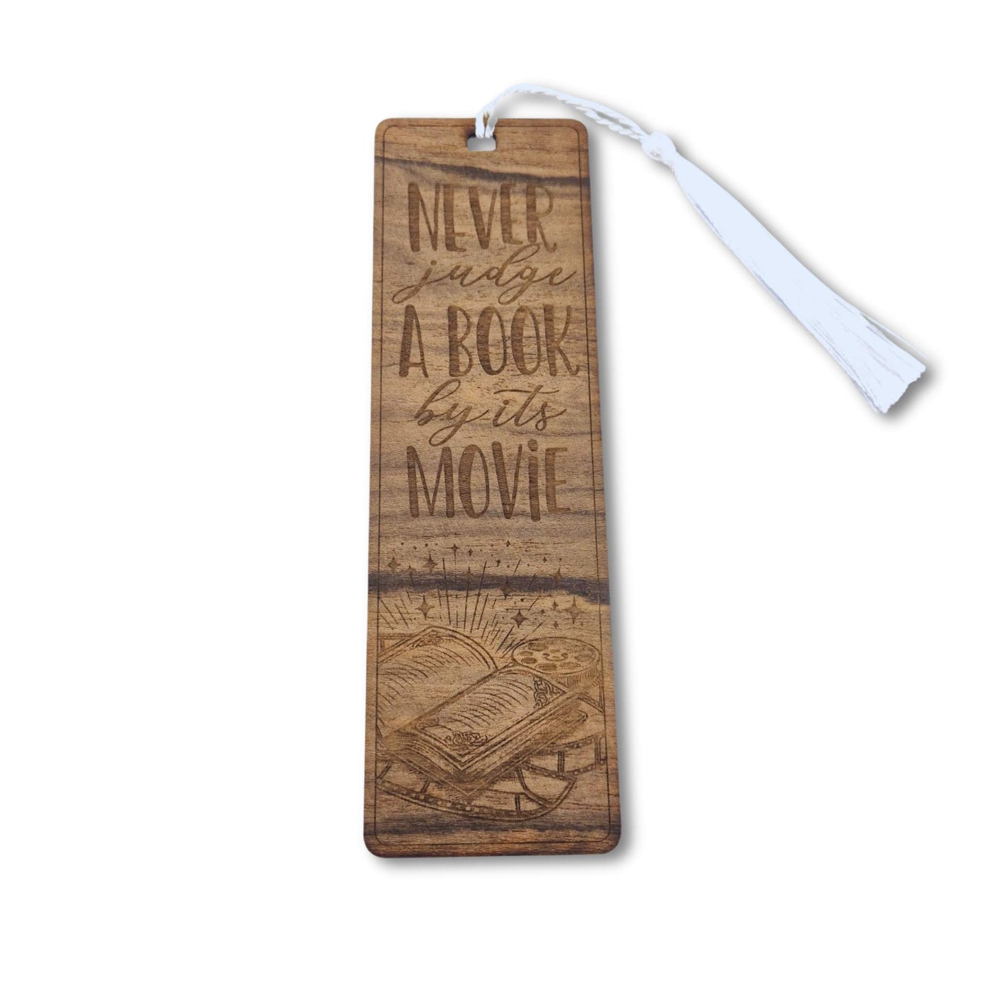 Lesezeichen aus Ziricote mit einer Motivgravur und dem Spruch: Never judge a book by its movie