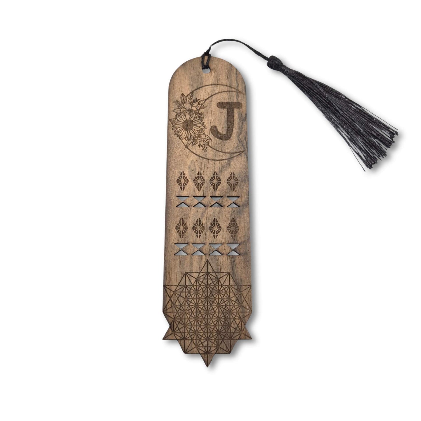 Lesezeichen aus Ziricoteholz mit gravierten Initialen, einem Blumenmotiv  und geometrischen Formen
