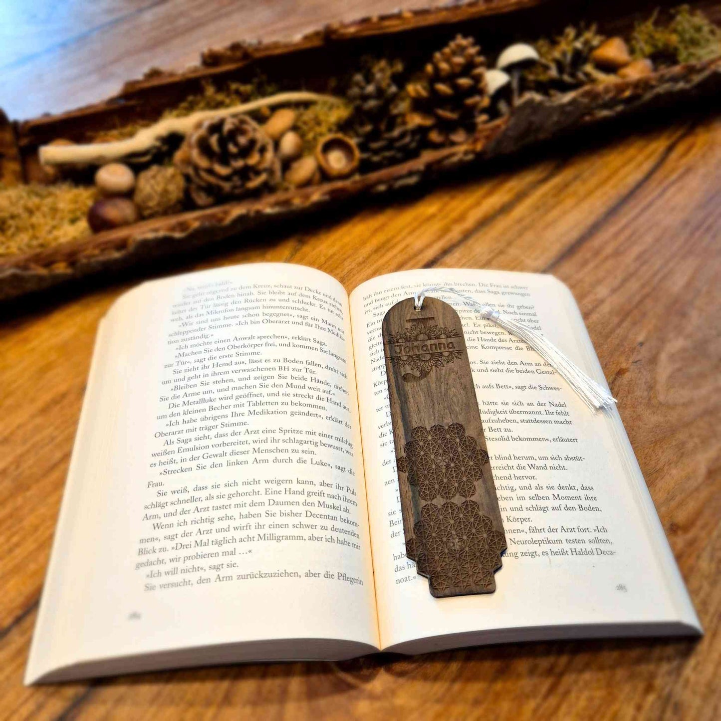 Edles Lesezeichen aus Ziricoteholz mit eingraviertem Namen, Blumen und geometrischen Formen