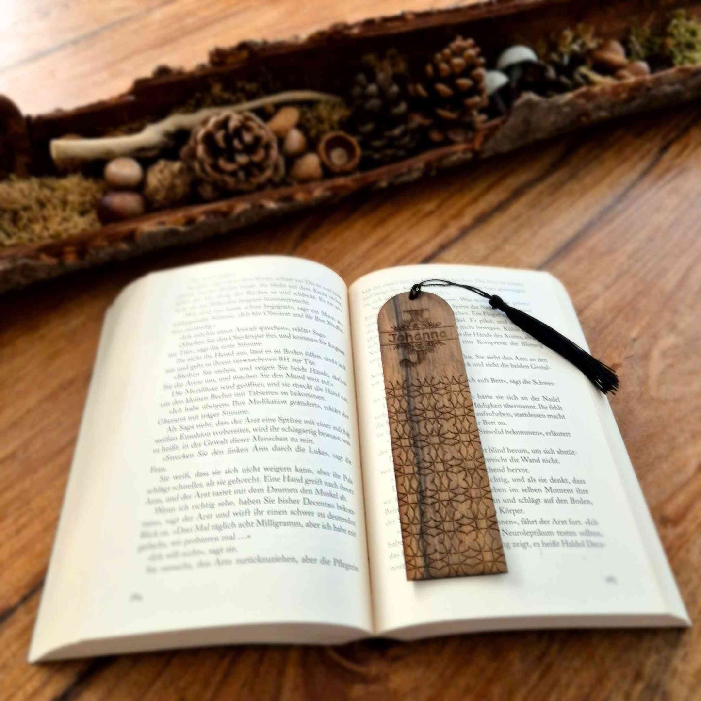 Edles Lesezeichen aus Ziricoteholz mit eingraviertem Namen, Blumen und geometrischen Formen