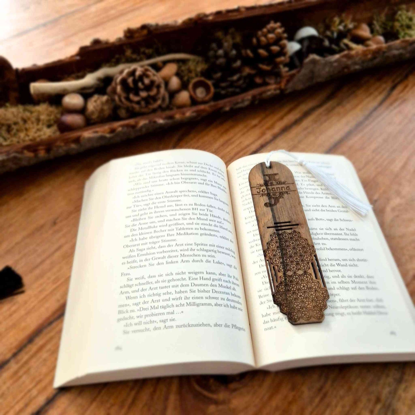 Edles Lesezeichen aus Ziricoteholz mit eingraviertem Namen, Blumen und geometrischen Formen