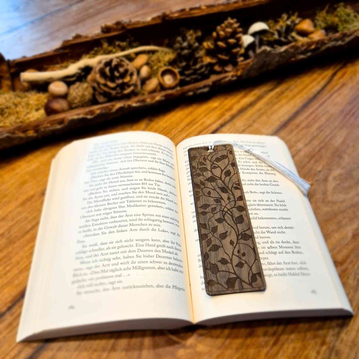 Lesezeichen aus Ziricoteholz mit einem gravierten Blumenmotiv