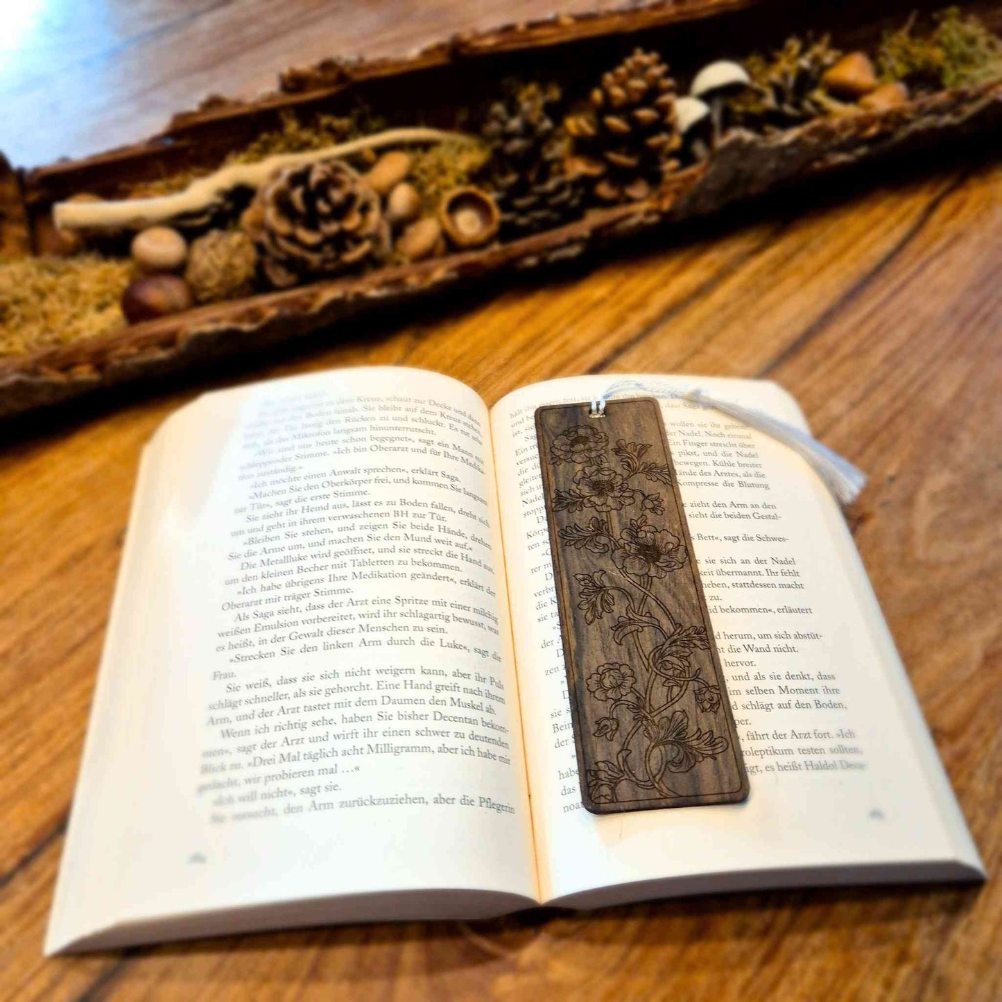 Lesezeichen aus Ziricoteholz mit einem gravierten Blumenmotiv