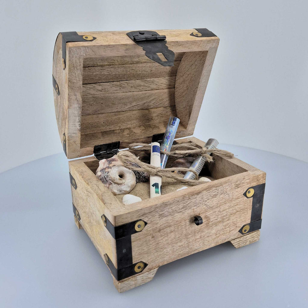 
                  
                    Schatztruhe / Geschenktruhe aus Holz befüllt mit Sand, Muscheln und Geldscheinen
                  
                