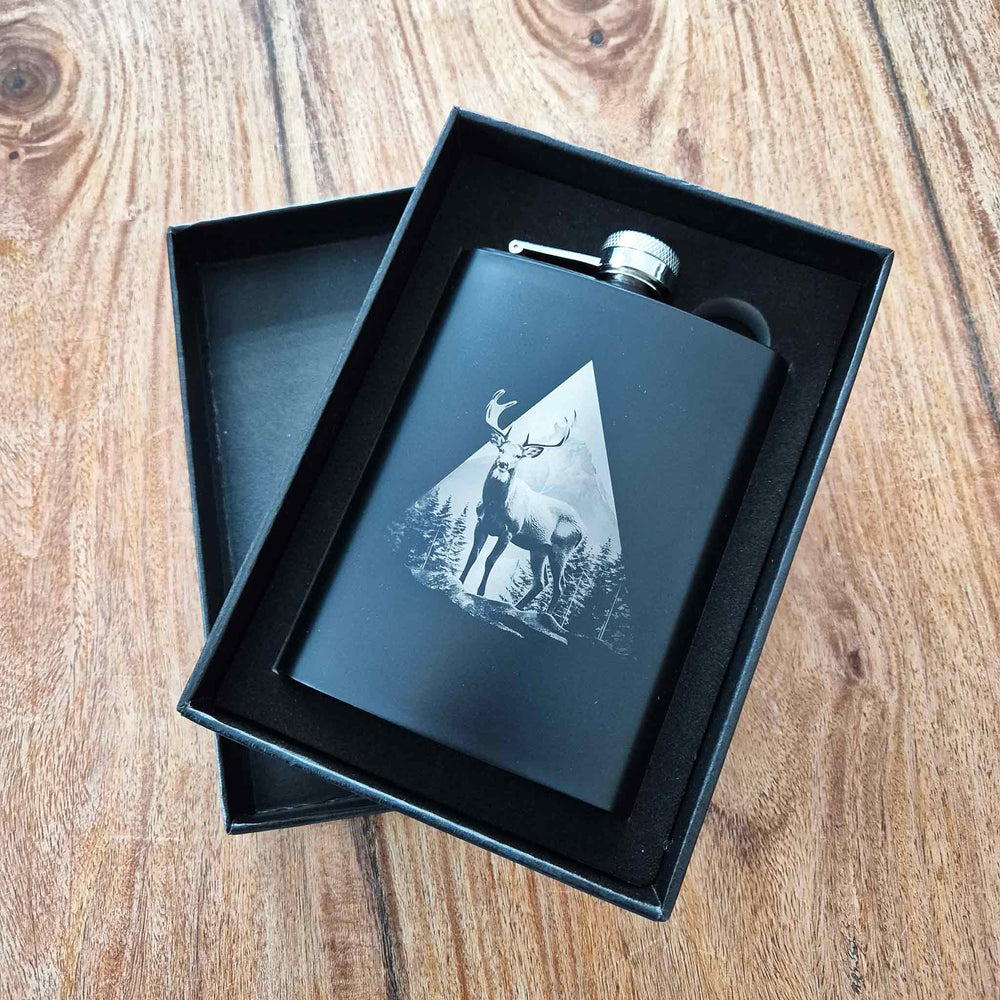 
                  
                    Personalisierbarer Flachmann in schwarz mit einem Hirsch in einer Geschenkverpackung
                  
                