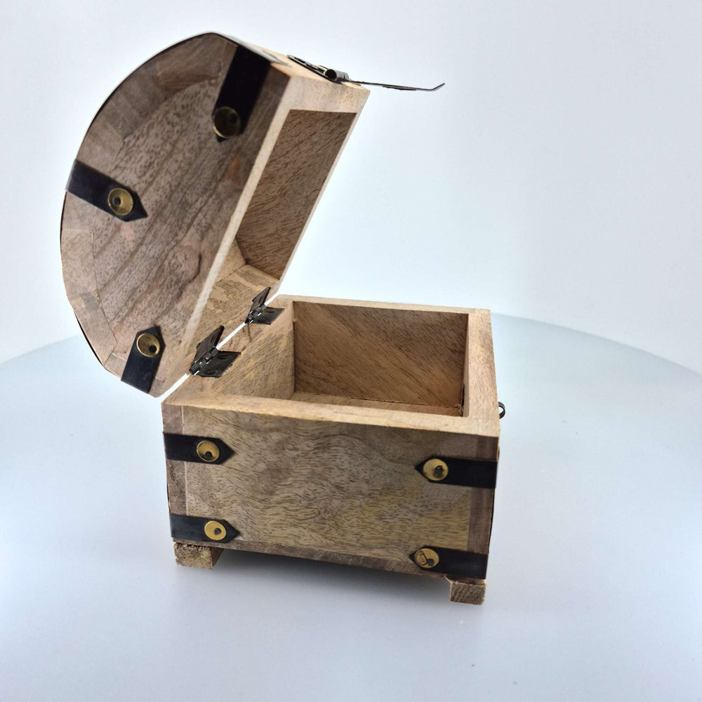 
                  
                    Schatztruhe / Geschenktruhe aus Holz geöffnet 
                  
                